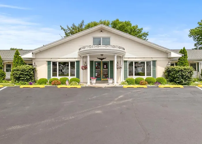Hotels with pool Glass House Erie Near I-90 & I-79