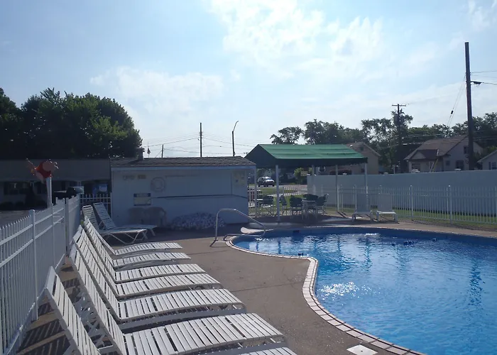 Hotels with pool Glass House Erie Near I-90 & I-79