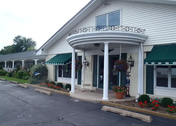 Hotels with pool Glass House Erie Near I-90 & I-79